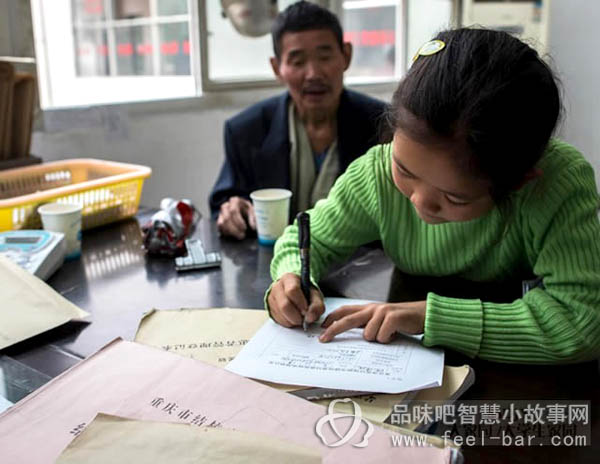 11岁微笑妹妹陈礼燕照顾病重父撑起一个家-平凡人不平凡的故事_平凡人感人小故事