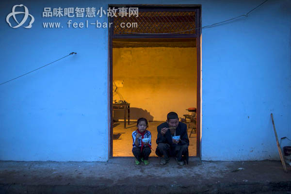 11岁微笑妹妹陈礼燕照顾病重父撑起一个家-平凡人不平凡的故事_平凡人感人小故事