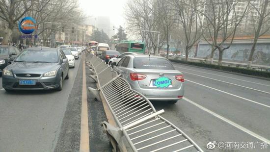 郑州多条道路护栏倒地 通行请注意